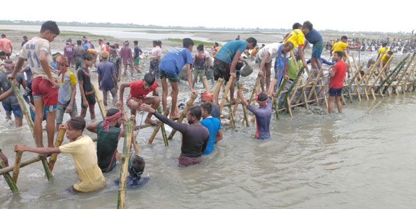 পাউবো’র বিরুদ্ধে গাফিলতির অভিযোগ, শত‌ চেষ্টায়ও বন্ধ হয়নি পানি