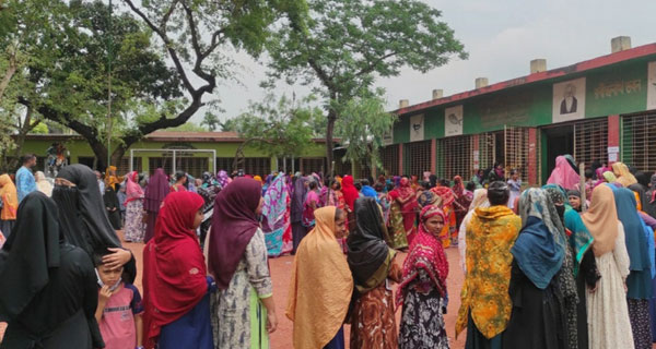 ব্রাহ্মণবাড়িয়ায় জাল ভোটে বাধা দেওয়ায় পোলিং অফিসারকে মারধর