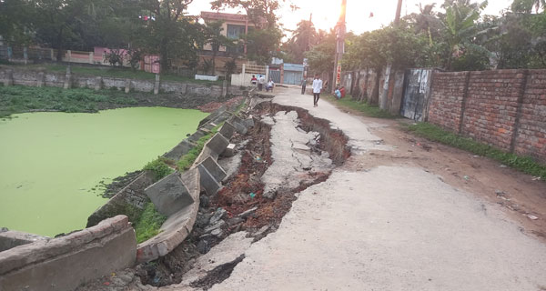 পুকুর থেকে মাটি কাটায় ভেঙ্গে গেল কুমিল্লা নগরীর পিচ ঢালা রাস্তা