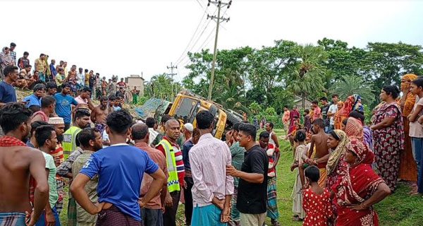 সাতক্ষীরার তালায় ট্রাক উল্টে ২ শ্রমিক নিহত