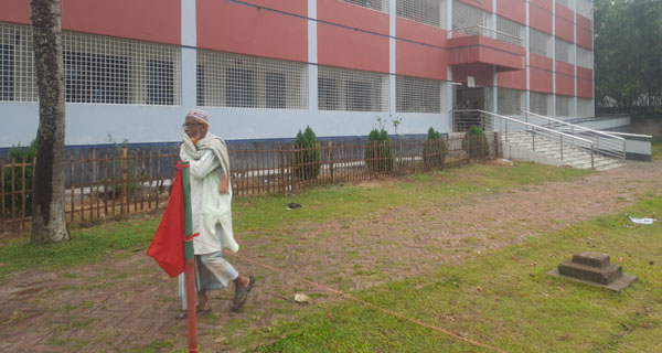 মধুপুরে ভোটার উপস্থিতিতে বাগড়া দিলো বৃষ্টি