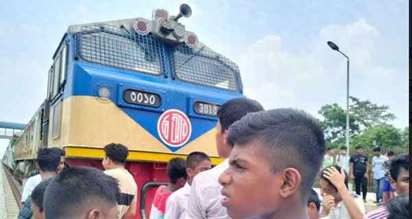 কুমিল্লায় ট্রেনে কাটা পড়ে স্কুল শিক্ষার্থীর মৃত্যু