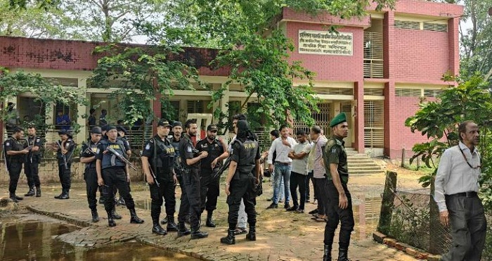 চট্টগ্রামে নির্বাচনী সরঞ্জাম ছিনতাই, ভোট স্থগিত