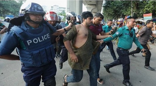 শাহবাগ থেকে অবরোধকারীদের সরিয়ে দিল পুলিশ, আটক ১০