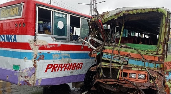 ধামরাইয়ে দুই বাসের মুখোমুখি সংঘর্ষে আহত ৪০