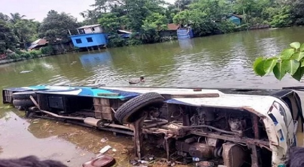 নিয়ন্ত্রণ হারিয়ে যাত্রীবাহী বাস পুকুরে, আহত ২৫