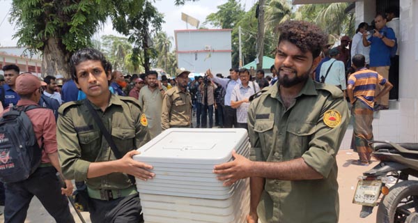 বাগেরহাটে রাত পোহালেই ভোট, কেন্দ্রে কেন্দ্রে পাঠানো হচ্ছে নির্বাচনী সরঞ্জামাদি