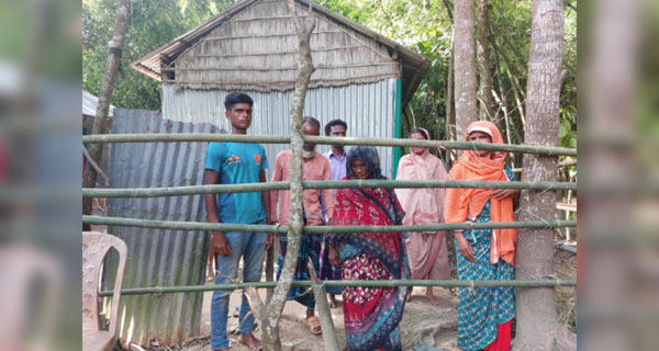 শেরপুরে প্রতিবেশীর বাঁশের বেড়ায় অবরুদ্ধ এক পরিবার