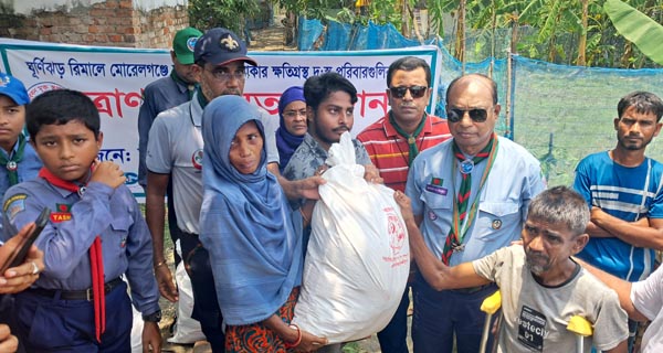 বাগেরহাটে ঘূর্ণিঝড়ে দুর্গতদের মাঝে খাদ্য সহায়তা বিতরণ