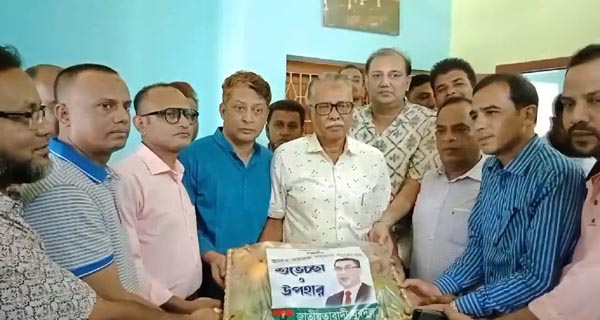 সাতক্ষীরায় বিএনপি নেতা-কর্মীদের পরিবারের মাঝে উপহার সামগ্রী বিতরণ