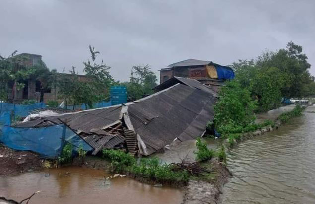 কয়রায় ঘূ‌র্ণিঝ‌ড়ে ক্ষতিগ্রস্তদের ত্রাণ বিতরণে নয়-ছয়