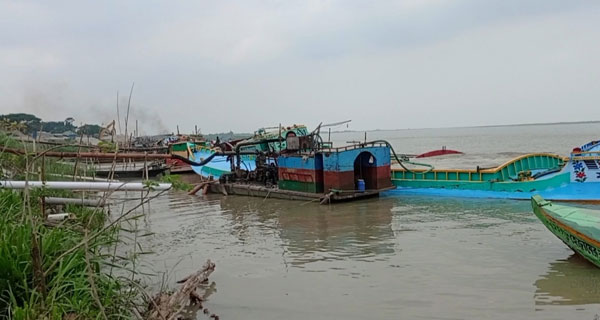 ফরিদপুরে ড্রেজারসহ গ্রেফতার ২