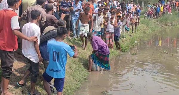 চুরির টাকা নিয়ে বিরোধের জেরে স্কুল ছাত্রকে কুপিয়ে হত্যা