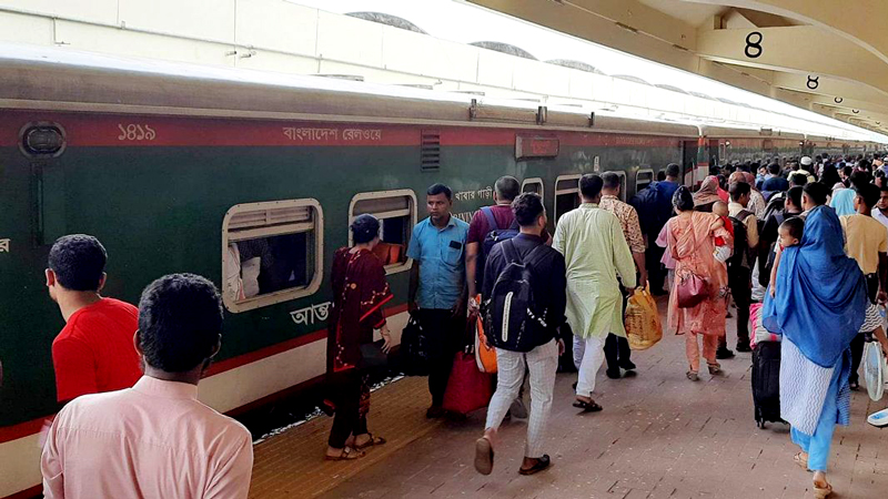 ট্রেনে ঈদযাত্রা: চট্টগ্রামে প্রথম দিনে স্বস্তি