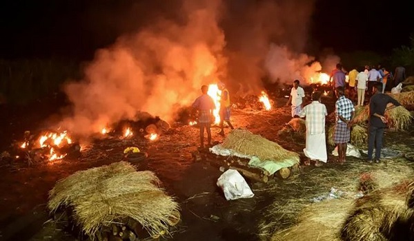 ভারতে বিষাক্ত মদ পানে মৃতের সংখ্যা বেড়ে ৫৫