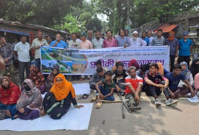 সাতক্ষীরায় রাস্তা পুনঃনির্মাণের দাবিতে অবরোধ কর্মসূচি পালন