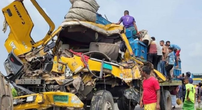 কুমিল্লায় গরুবোঝাই ট্রাক উল্টে নিহত ২