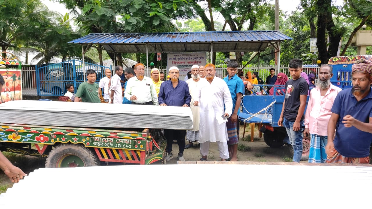 শাহরাস্তিতে অসহায়দের মাঝে নগদ অর্থ বিতরণ