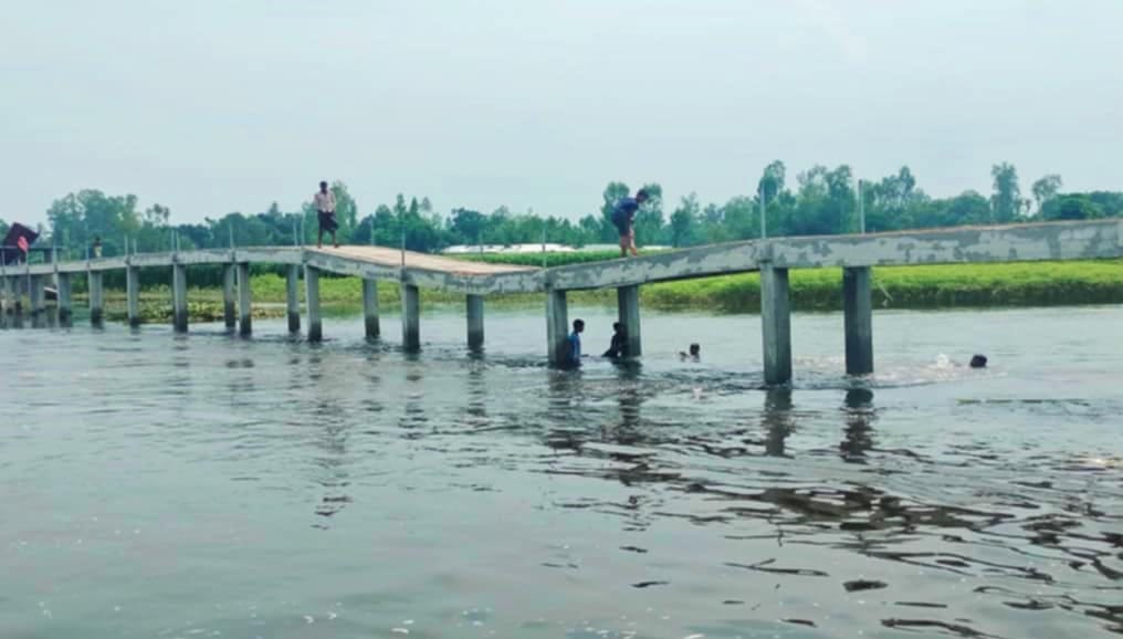 জীবনের ঝুঁকি নিয়ে দেবে যাওয়া ব্রিজ দিয়ে পারাপার