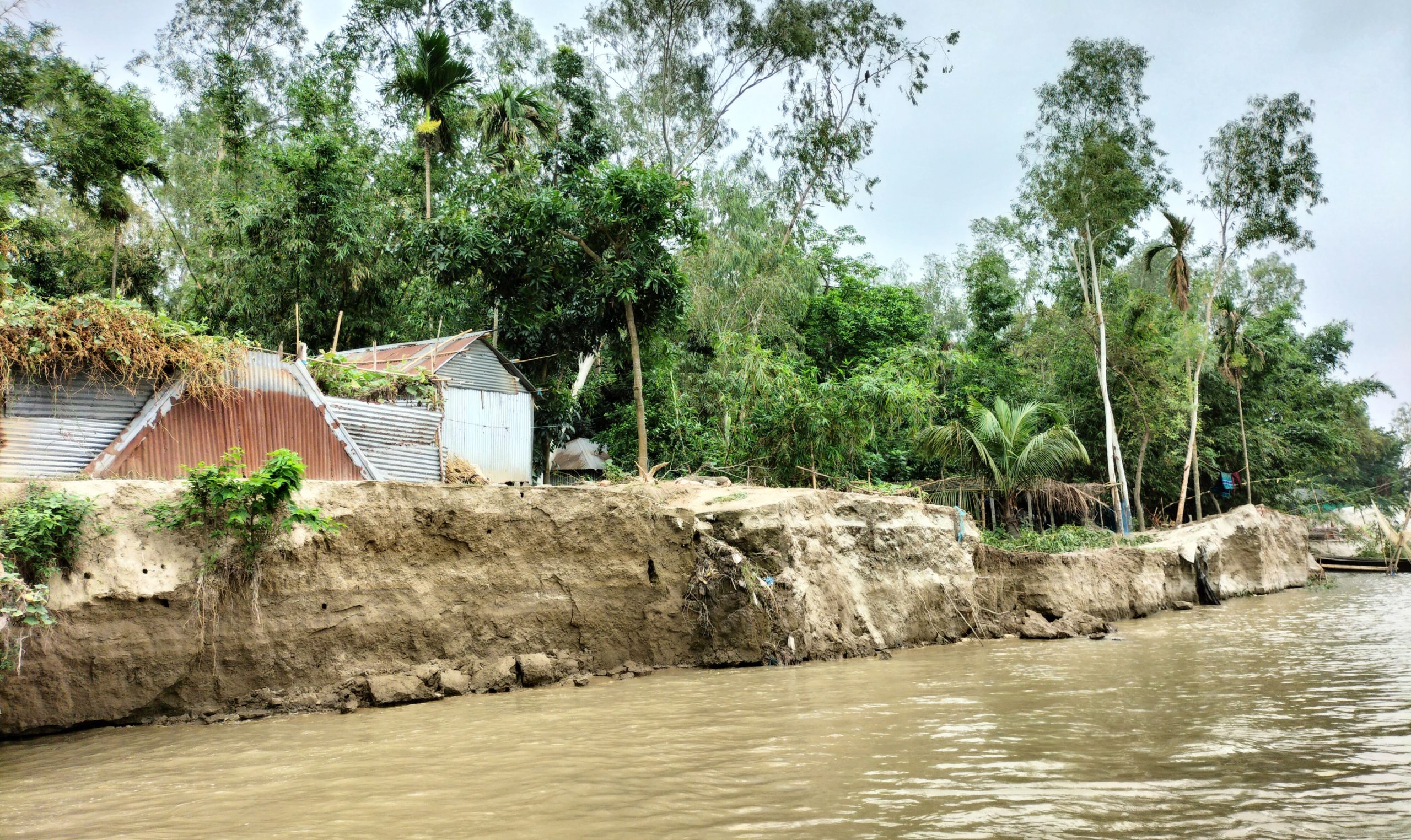 অসময়ে যমুনায় ভাঙন