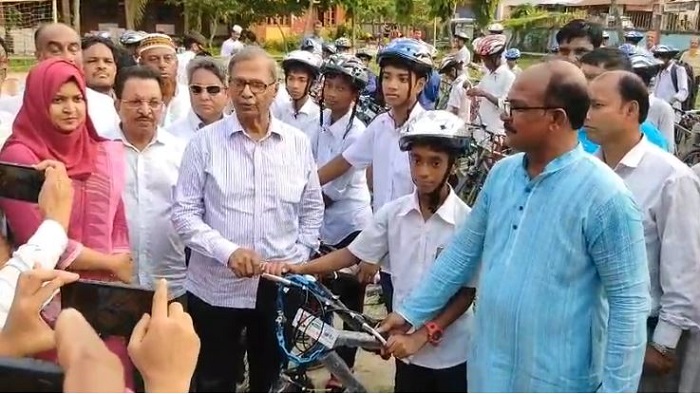 চাঁদপুরে ১০০ শিক্ষার্থীকে বাইসাইকেল এবং অসহায়দের মাঝে বিভিন্ন সামগ্রী বিতরণ