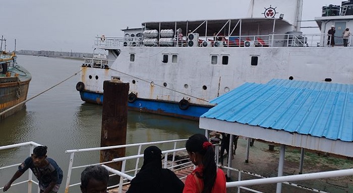 নিত্যপণ্য নিয়ে কক্সবাজার থেকে সেন্টমার্টিন গেল জাহাজ