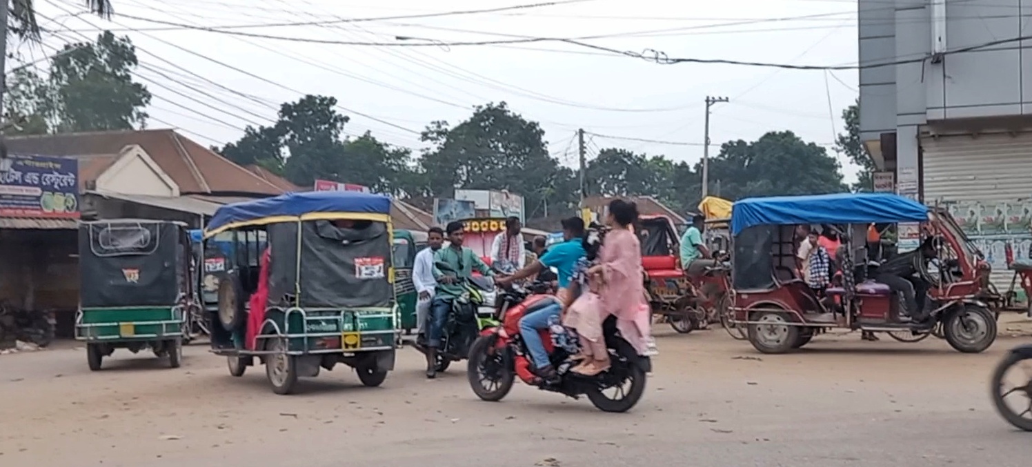 মানিকগঞ্জে পর্যটন কেন্দ্র না থাকায় ঘুরতে আসছে বেউথা ব্রিজে