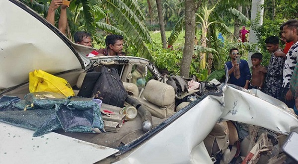 খুলনায় বাস-প্রাইভেটকারের মুখোমুখি সংঘর্ষে নিহত ২