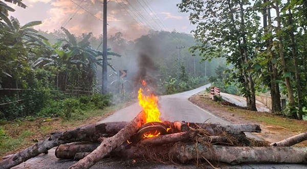 রাঙামাটিতে চলছে সকাল-সন্ধ্যা সড়ক ও নৌপথ অবরোধ