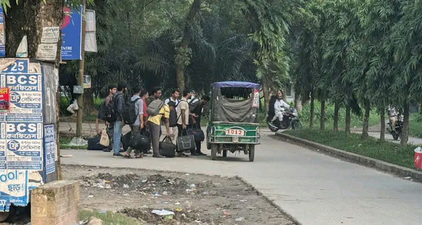 হল ছাড়ছেন বাকৃবি শিক্ষার্থীরা