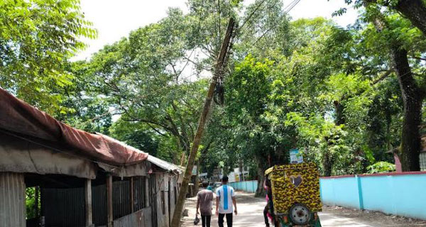 কসবায় ভাঙ্গা বৈদ্যুতিক খুঁটি চার মাসেও সরায়নি পল্লী বিদ্যুৎ