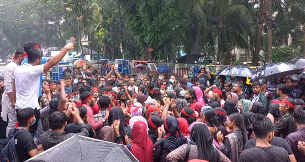 চাঁদপুরেও ‘মার্চ ফর জাস্টিস’ সমর্থনে শিক্ষার্থীদের বিক্ষোভ