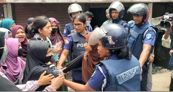 লক্ষ্মীপুরে আন্দোলনকারীদের সাথে পুলিশের হট্টগোল