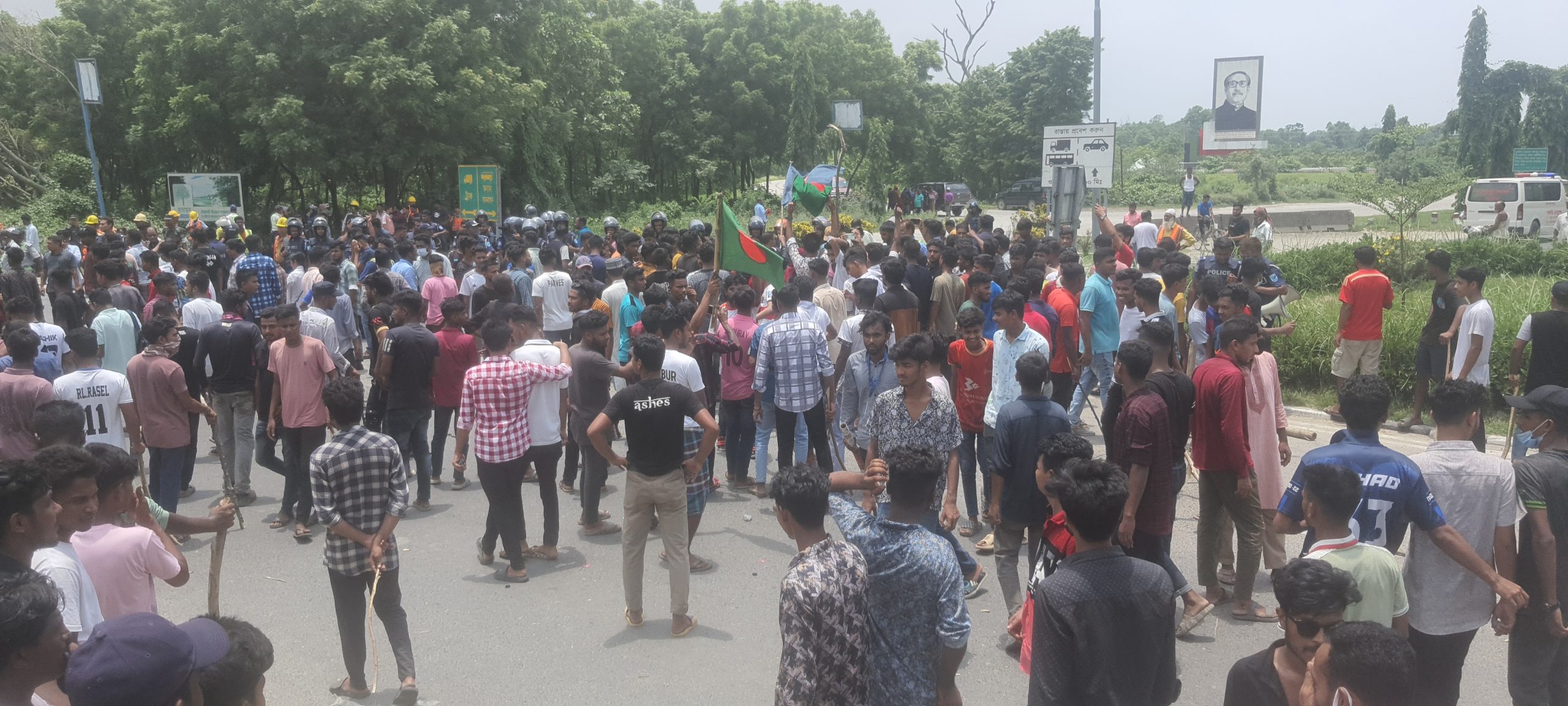 ঢাকা-টাঙ্গাইল মহাসড়ক আন্দোল‌নকারীদের দখলে