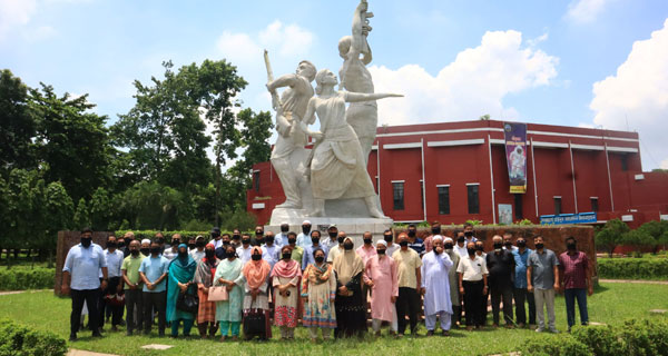 ছাত্র হত্যার প্রতিবাদে কালো কাপড় বেধে বাকৃবি শিক্ষকদের প্রতিবাদ