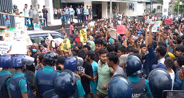 ‘উই ওয়ান্ট জাস্টিস’ চট্টগ্রামে কর্মসূচিতে যোগ দিয়েছেন আইনজীবীদের একাংশ