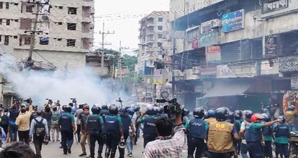 চট্টগ্রামে পুলিশের টিয়ারশেল, আন্দোলনকারীরা ছত্রভঙ্গ