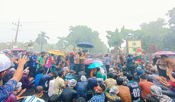 কোটাবিরোধী আন্দোলন: ঢাকা-রাজশাহী মহাসড়ক অবরোধ রাবি শিক্ষার্থীদের