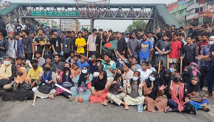 ঢাকা-চট্টগ্রাম মহাসড়ক অবরোধ করে বিক্ষোভ