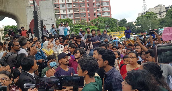 হাইকোর্টের সামনে শিক্ষার্থীদের বিক্ষোভ, আটক ৪