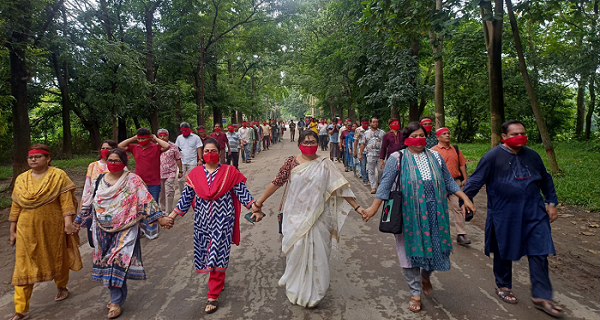 শোক প্রত্যাখান করে লাল কাপড় বেঁধে জাবি শিক্ষকদের মৌন মিছিল