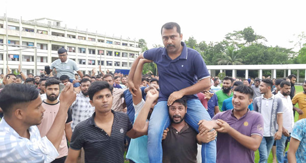 পুলিশ সংস্কারসহ ১১ দফা দাবিতে বাগেরহাটে বিক্ষোভ, অনির্দিষ্টকালের কর্মবিরতি