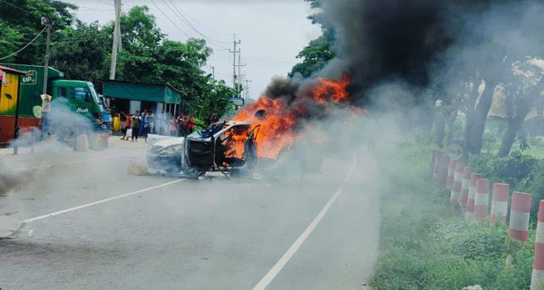 কুমিল্লায় হাজারো ছাত্রদের বিক্ষোভ, ২টি গাড়িতে আগুন, অবরুদ্ধ পুলিশ