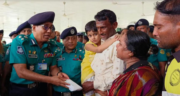 খুলনায় নিহত পুলিশ কর্মকর্তার পরিবারকে অর্থ সহায়তা