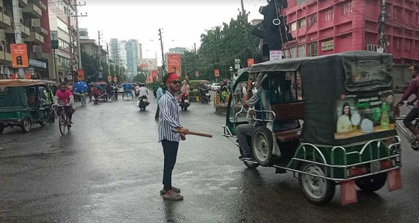 খুলনায় বর্জ্য অপসারণ ও শৃঙ্খলা ফেরাতে সড়‌কে শিক্ষার্থীরা