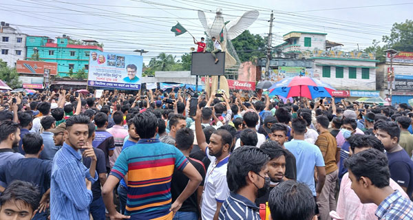 বৃষ্টি উপেক্ষা করে ঝিনাইদহে শিক্ষার্থীদের বিক্ষোভ