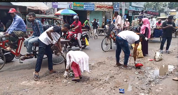 সাতক্ষীরায় ট্র্যাফিক পুলিশের ভূমিকায় শিক্ষার্থীরা