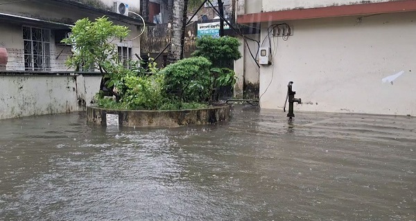 টানা বর্ষণে সৃষ্ট জলাবদ্ধতায় নোয়াখালীর সকল শিক্ষাপ্রতিষ্ঠান বন্ধ ঘোষণা