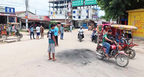 শেরপুরে আনসার সদস্যদের সাথে ট্রাফিকের ভূমিকায় শিক্ষার্থীরা