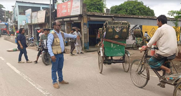 নবীনগরে ট্রাফিকের দায়িত্বে সংবাদকর্মীরা